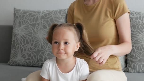 Όμορφη Μητέρα Κάνει Χτένισμα Για Την Μικρή Της Κόρη Νεαρή — Αρχείο Βίντεο