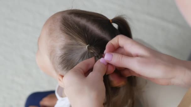 Zblízka Pohled Výrobu Pletence Batole Dívka Matka Splétá Copánky Pro — Stock video