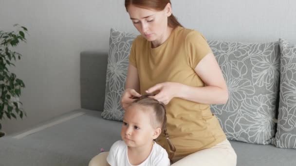 Bela Mãe Faz Tranças Filha Criança Cabelo Vermelho Mãe Tranças — Vídeo de Stock