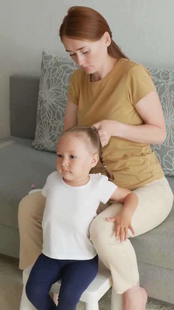 Hermosa Madre Hace Trenzas Hija Pequeña Trenzas Madre Pelirroja Trenzas — Vídeos de Stock