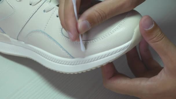 Menutup Tampilan Membersihkan Sepatu Baru Proses Penghapusan Lem Atau Kotor — Stok Video