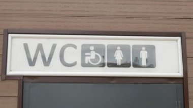 Özürlü giriş sembollü umumi tuvalet işaretleri. Tekerlekli sandalyeli umumi tuvalet sembolleri. Parkın tuvaleti..
