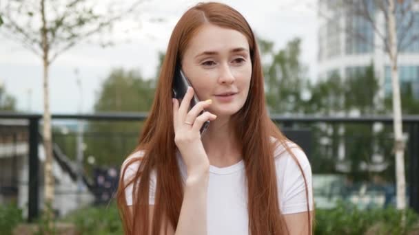Kızıl Saçlı Güzel Bir Kadın Telefona Cevap Veriyor Çekici Kızıl — Stok video