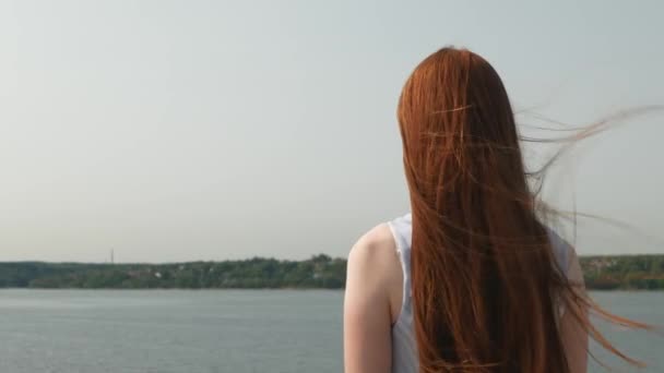 Όμορφη Γυναίκα Κόκκινα Μαλλιά Στέκεται Στο Ακρωτήρι Της Λίμνης Και — Αρχείο Βίντεο