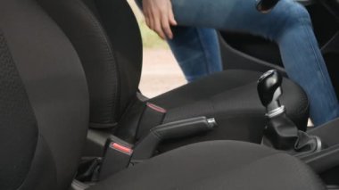 Kadın arabada oturur ve emniyet kemerini bağlar. Kız araba sürmeden önce arabada otururken emniyet kemerini kapatır. Kadın sürücünün yakın çekimi emniyet kemerini bağlıyor.