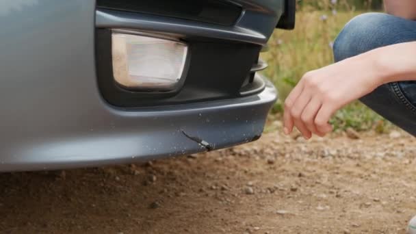 Mão Mulher Verifica Pára Choques Partido Mulher Toca Carro Quebrado — Vídeo de Stock