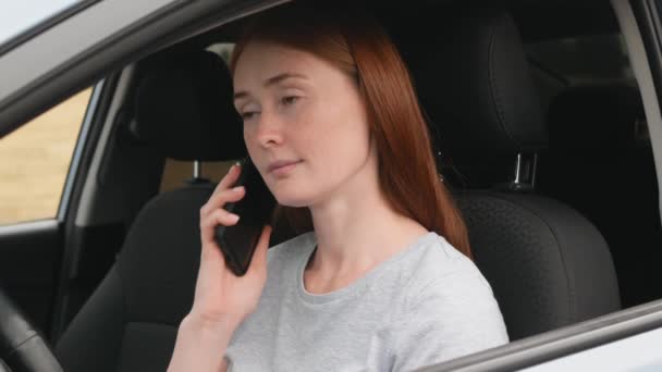 Vacker Kvinna Med Rött Hår Svarar Telefonsamtal Medan Sitter Bilen — Stockvideo