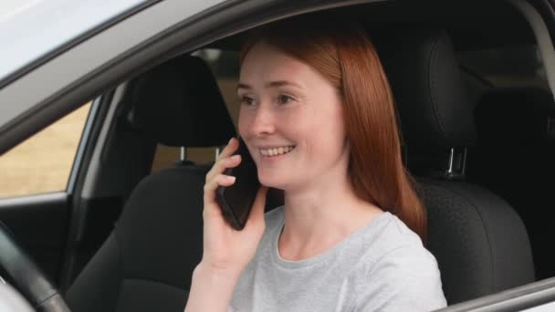 Gyönyörű Vörös Hajú Veszi Fel Telefont Miközben Kocsiban Vonzó Gyömbéres — Stock videók