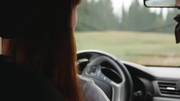 Rood Haar Vrouw Rijdt Auto Aantrekkelijke Vrouw Houdt Draait Stuurwiel — Stockvideo