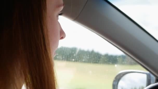 Червоне Волосся Жінка Водить Машину Приваблива Жінка Тримає Повертає Кермо — стокове відео