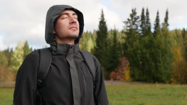 Розслаблений Чоловік Куртці Насолоджується Осіннім Сонцем Природі Мандрівник Рюкзаком Відпочиває — стокове відео