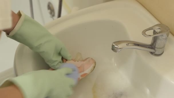 Kvinna Handskar Tvättar Smutsiga Barnskor Badrummet Närbild Tvätta Smutsiga Flickans — Stockvideo