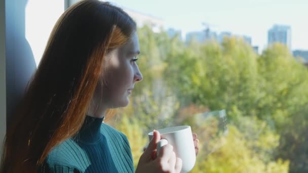 Mulher Relaxada Com Cabelos Vermelhos Bebe Chá Casa Outono Dia — Vídeo de Stock