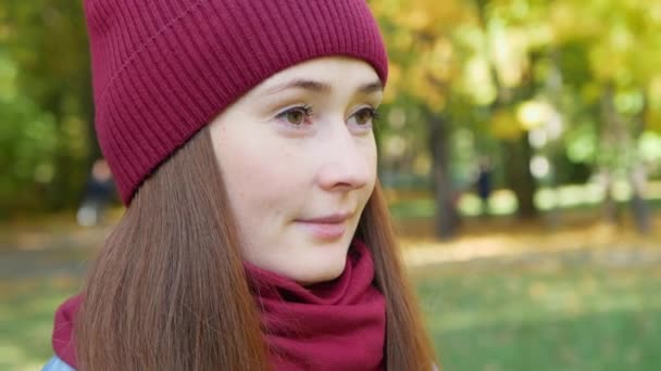 Портрет Жінки Рудим Волоссям Осінньому Парку Мила Жінка Проводить Час — стокове відео