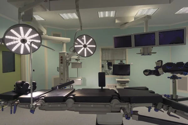 Сучасна операційна кімната в лікарні — стокове фото