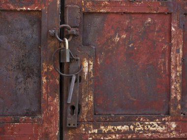 Eski paslı kırmızı kapı