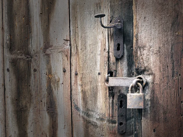 Vieille poignée de porte rouillée et cadenas Photos De Stock Libres De Droits