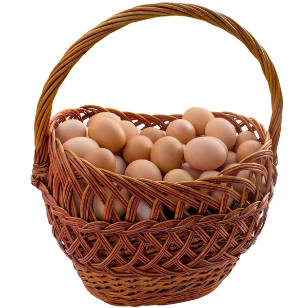 篮子里的蛋，白色背景隔离. — 图库照片