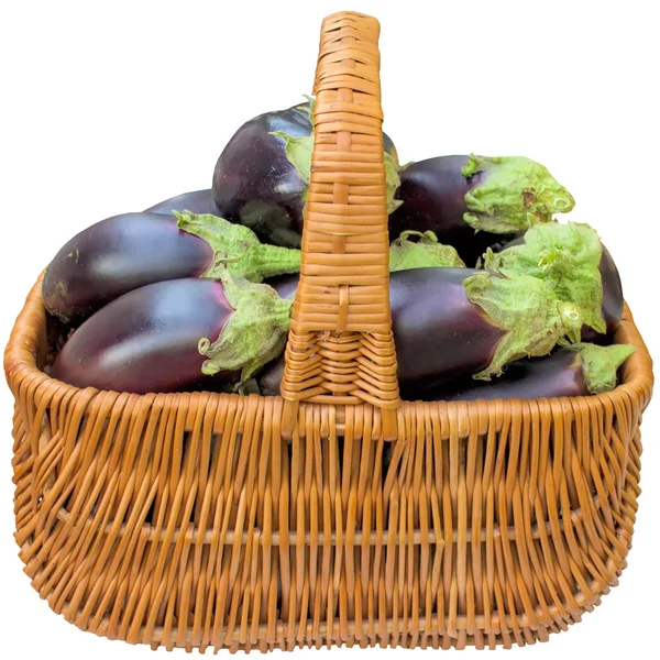 Panier avec aubergines fraîches . — Photo