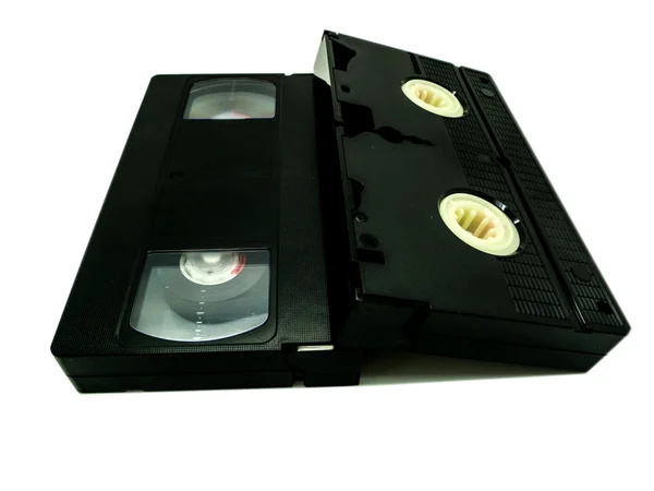Beyaz arka plan üzerinde iki video kaset