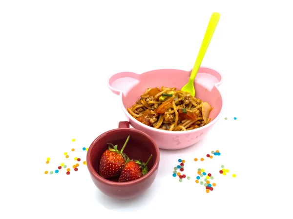 Kindermenü mit Spaghetti mit Tomatensauce und Erdbeeren — Stockfoto