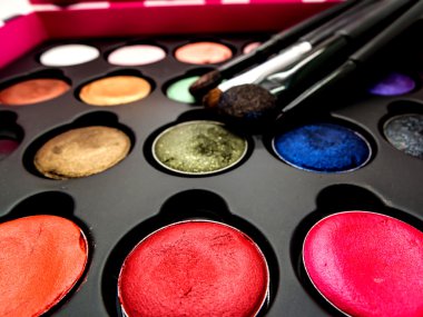 kullanılan kozmetik yastık, göz farı, göz liner brusher, dudak, yukardandı