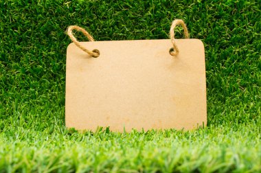 çimenlerin üzerinde ahşap tahta