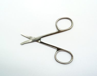 Beyaz arkaplanda makas