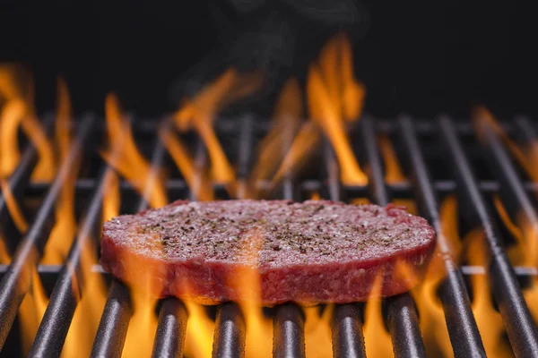 뜨거운 불타는 바베 큐 그릴에 햄버거 — 스톡 사진