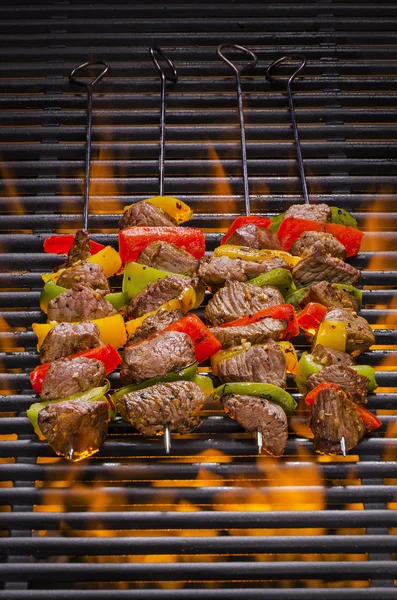 Kabobs em um churrasco quente flamejante — Fotografia de Stock