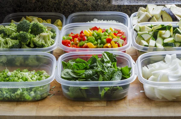 Verduras picadas en recipientes de plástico Imágenes de stock libres de derechos