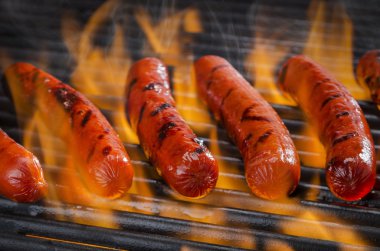 Lezzetli sosisli sıcak bir alev alev yanan Barbekü Izgara yemek