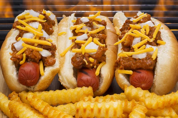 Három finom chilis hot dogot és sült krumpli — Stock Fotó