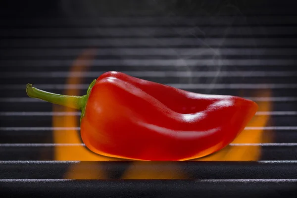 Red pepper on a flaming hot barbecue grill — Stock Photo, Image