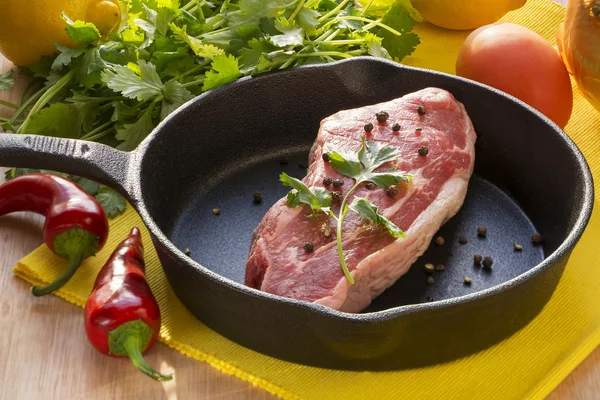 Rauwe biefstuk in een gietijzeren pan — Stockfoto