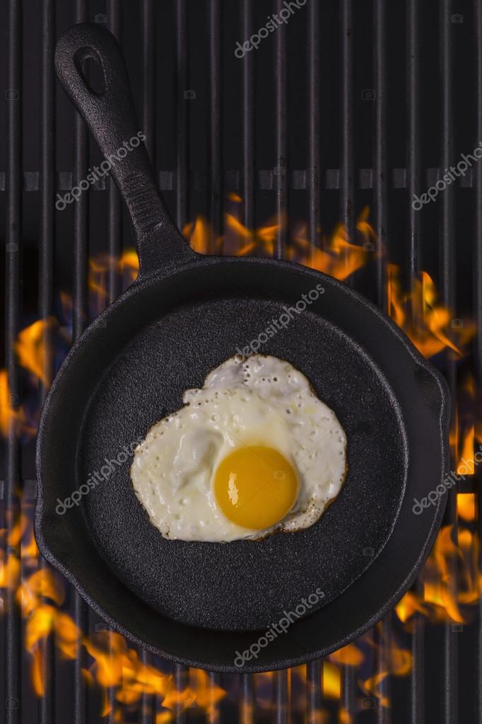oeuf au plat dans la po 234 le 224 frire en fonte photographie oeuf au plat dans la po 234 le 224 frire en fonte photographie