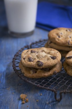 Chocolate Chip Cookies süt ile bir rustik soğutma raf üzerinde