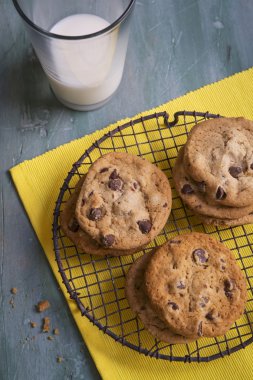 Chocolate Chip Cookies rustik bir soğutma raf üzerinde