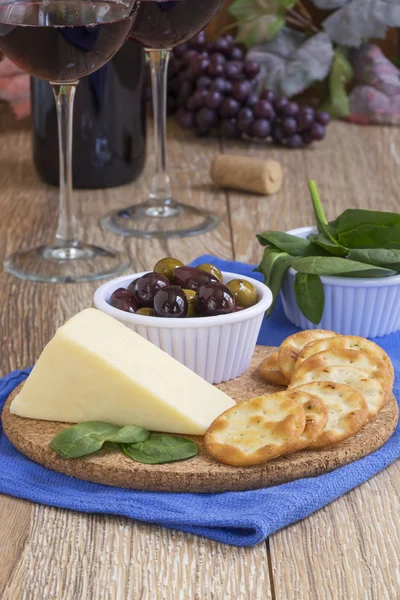 Crackers, kaas en rode wijn tabel instelling Stockfoto