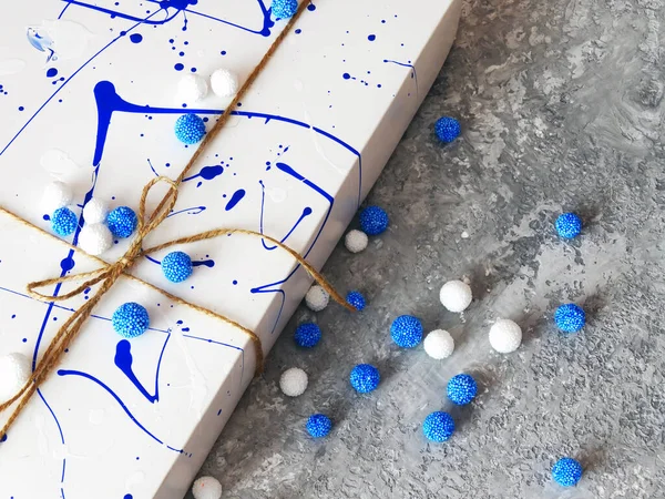 Natal Dekoratif Dicat Kotak Hadiah Dengan Tali Pita Dan Bola — Stok Foto