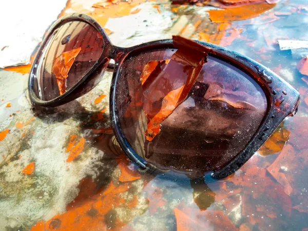 Óculos Sol Velhos Água Com Uma Pintura Descascada Neles Vista — Fotografia de Stock