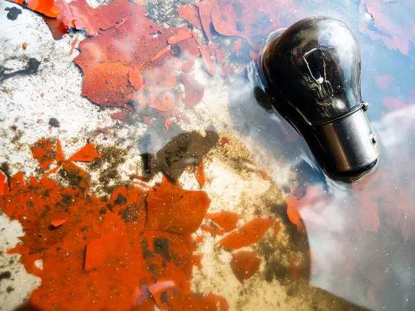 Lâmpada Velha Uma Superfície Água Com Pedaços Tinta Vermelha Descascada — Fotografia de Stock