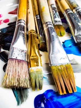 Boya darbelerinde fırça kılları beyaza izole edilmiş..