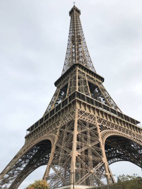 Eyfel Kulesi gündüz aydınlanıyor. Paris ve Fransa 'nın sembolü. Yüksek kalite