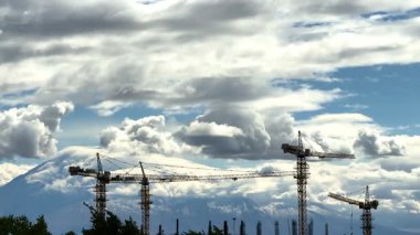 Gün boyunca bir uçak iniyor, Ararat Dağı 'nın arka planına karşı bir uçak kenar manzaralı bir uçak. Yüksek kalite 4k