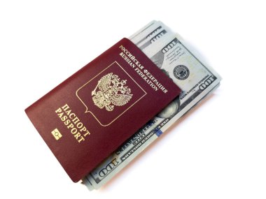 Rus pasaportu ve yüz dolarlık banknotlar. ABD 'ye giriş vergisi, vize ücreti, vize vergisi, giriş sırasında ABD' ye para yatırımı. Göçmenlik vizesi, ABD vizesi, fotokopi alanı, düz alan, üst manzara. Yüksek kalite fotoğraf
