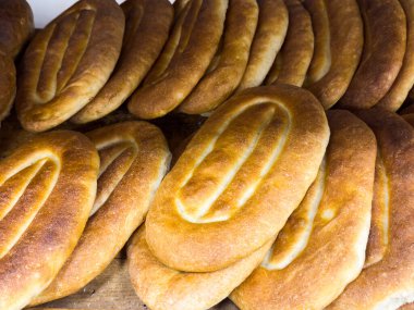 Tezgahta taze pişmiş ekmek, Ermeni ekmeği Matnakash, çıtır ekmek, fırından çıkan kokulu buğday ekmeği. Yüksek kalite