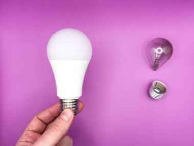 Modern LED lamba, elektrik tasarrufu. Tungsten ampul lambası. Çalışmayan ampul, kırık ampul. Aydınlık ve karanlık kavramı, fikir, elektrik kopyalama alanı, deri yüzme, üst görüş. Yüksek kalite