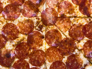 Normal ev yapımı pepperoni pizza, sosisli, peynirli ve domates ezmeli pizza, abur cubur, sağlıklı yemek, sağlıklı beslenme. Yüksek kalite