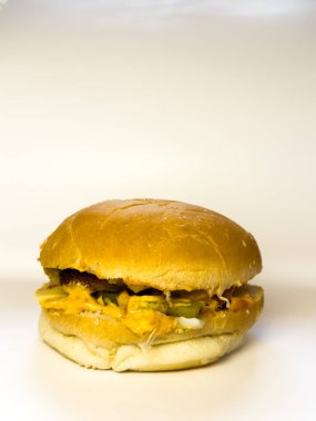 Peynir soslu ev yapımı sığır burger ve yumuşak çörek. kopyalama alanı, beyaz arkaplan. Yüksek kalite
